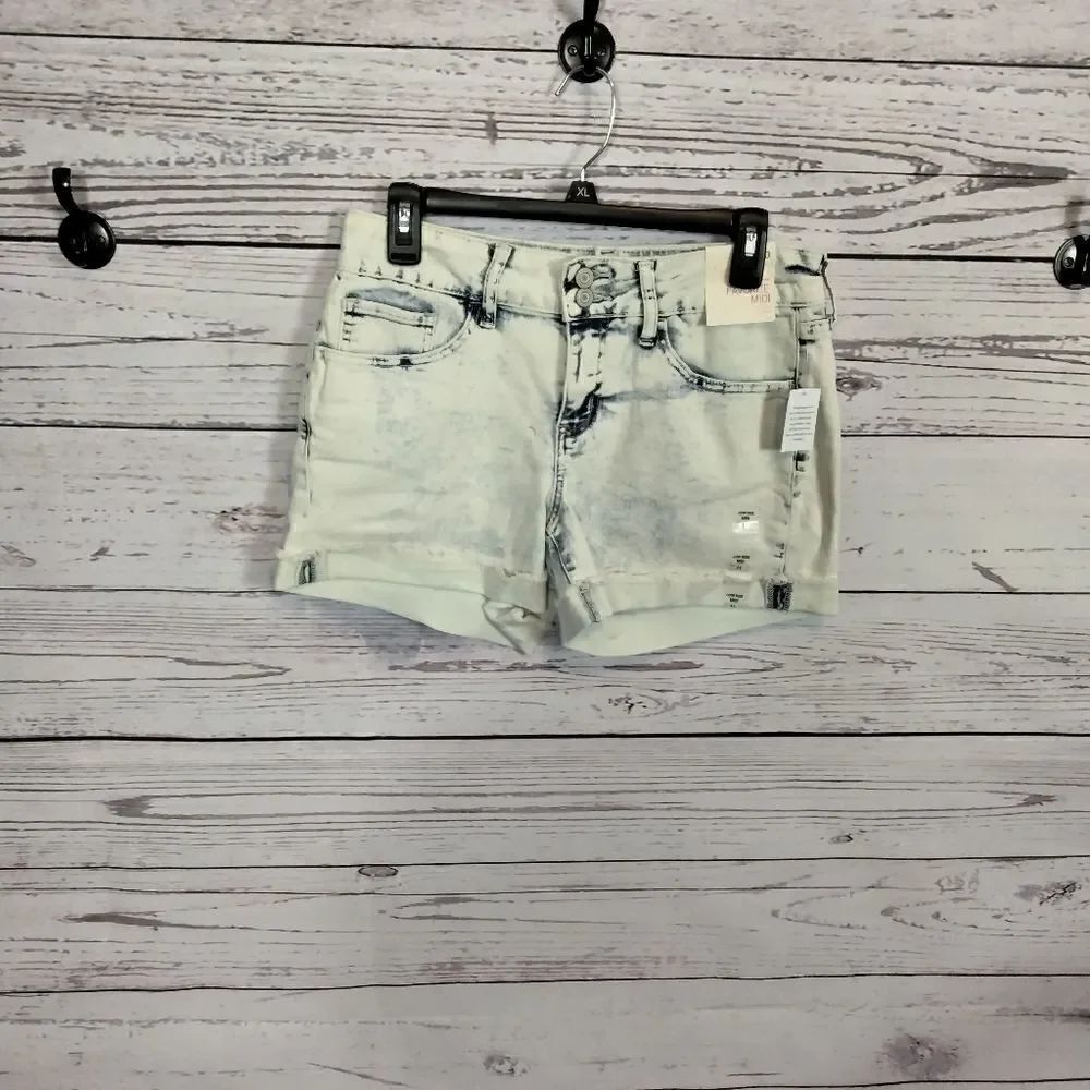 NWT: "SO" woman's shorts. 